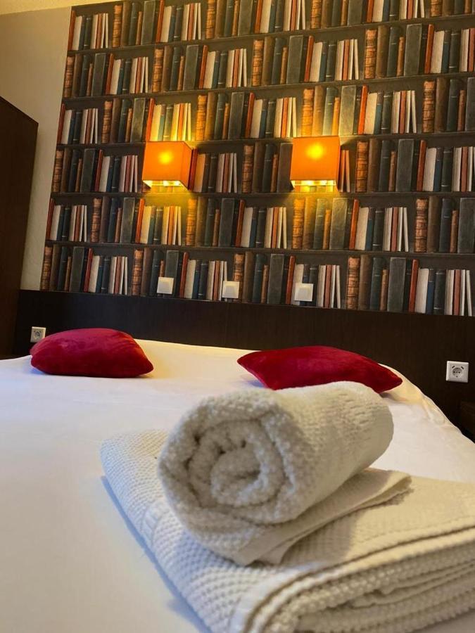 Logis Hostellerie De L'Abbaye Льо Тороне Екстериор снимка