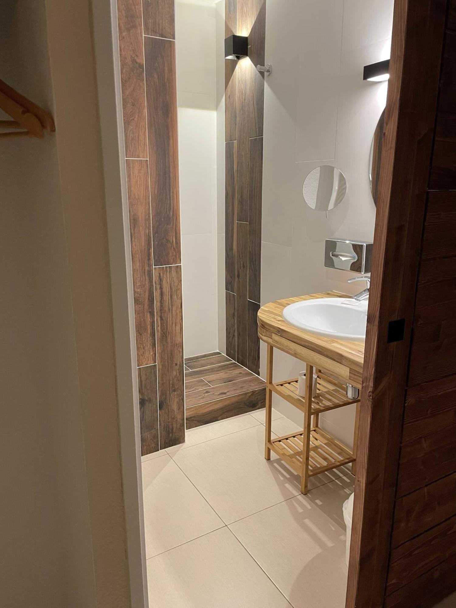 Logis Hostellerie De L'Abbaye Льо Тороне Екстериор снимка