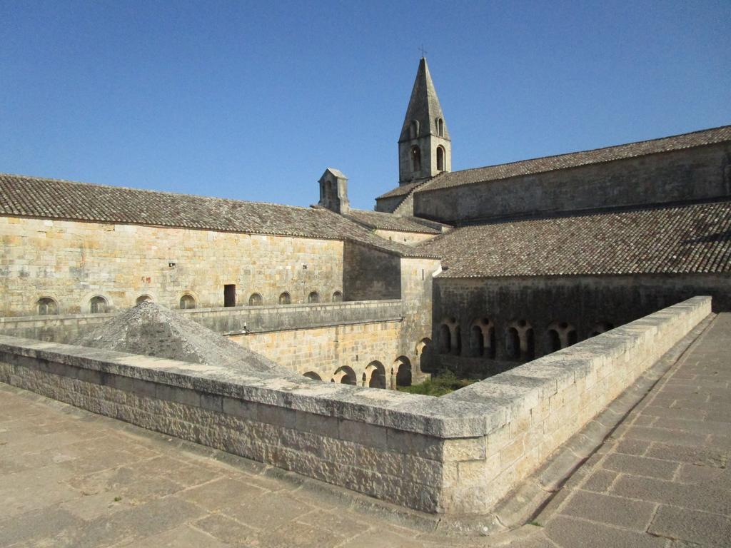 Logis Hostellerie De L'Abbaye Льо Тороне Екстериор снимка