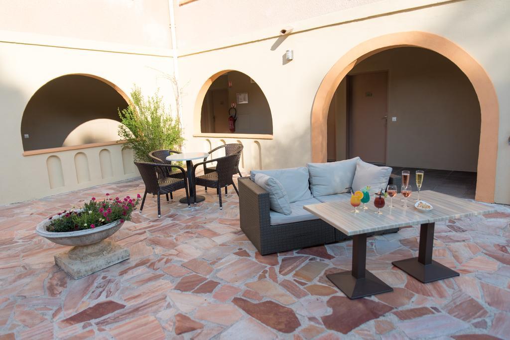 Logis Hostellerie De L'Abbaye Льо Тороне Екстериор снимка
