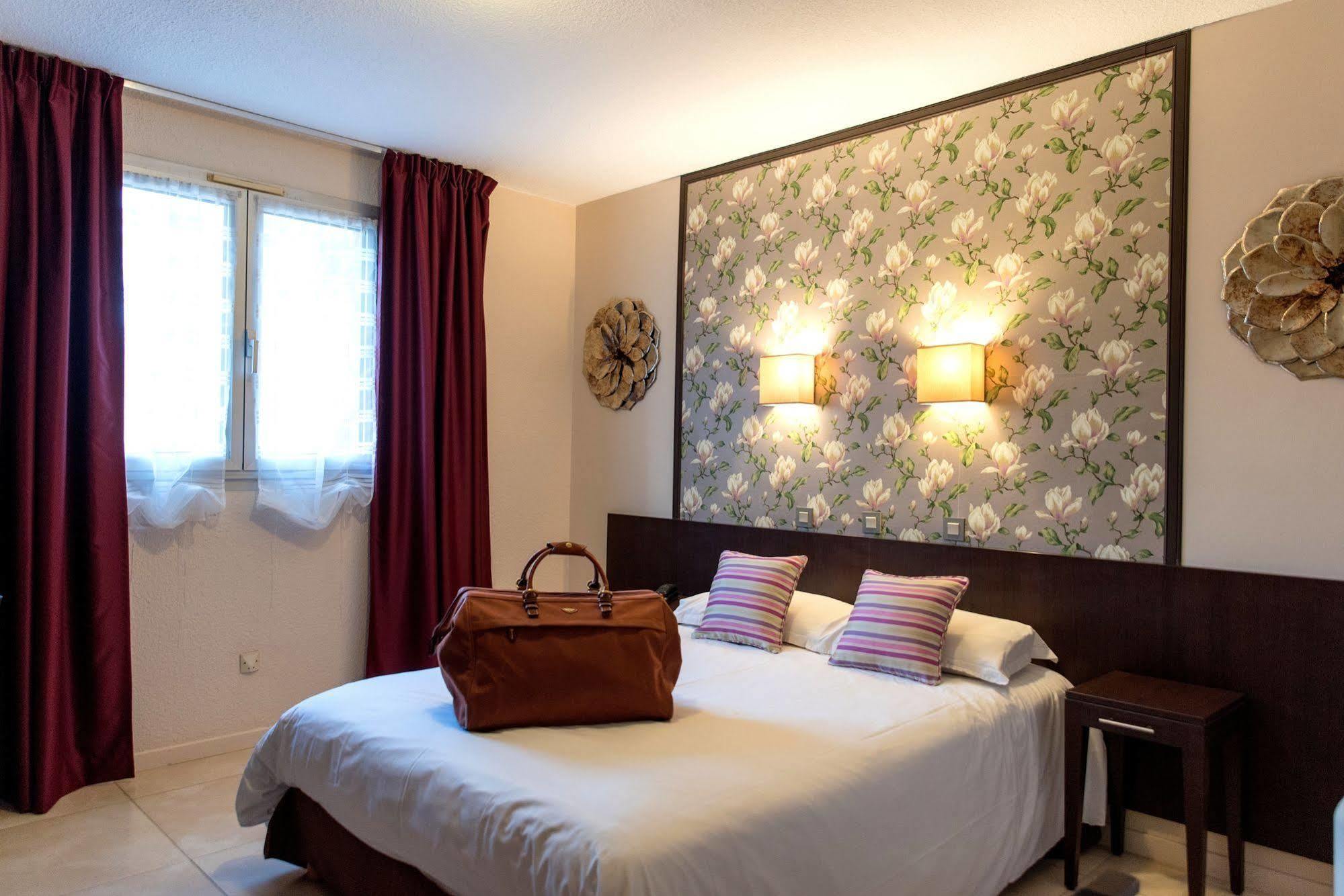 Logis Hostellerie De L'Abbaye Льо Тороне Екстериор снимка