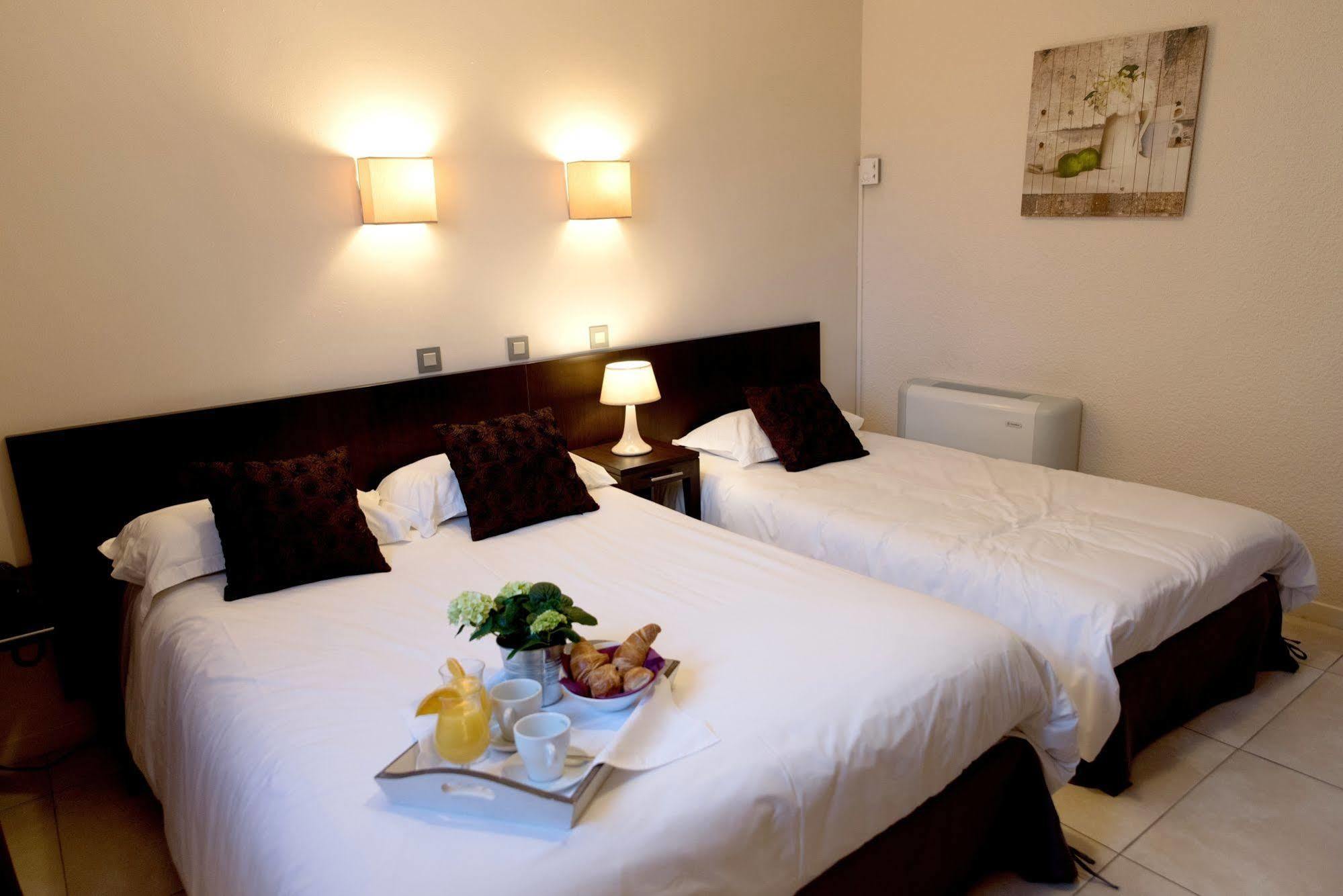 Logis Hostellerie De L'Abbaye Льо Тороне Екстериор снимка