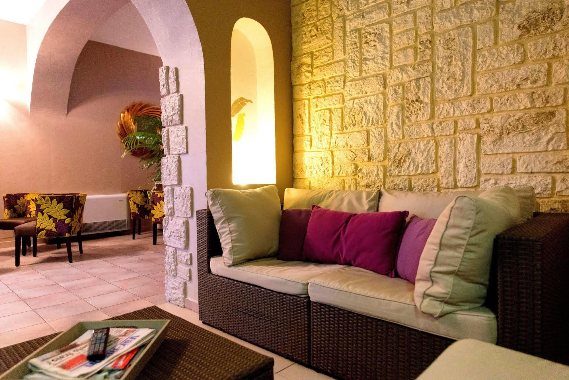 Logis Hostellerie De L'Abbaye Льо Тороне Екстериор снимка