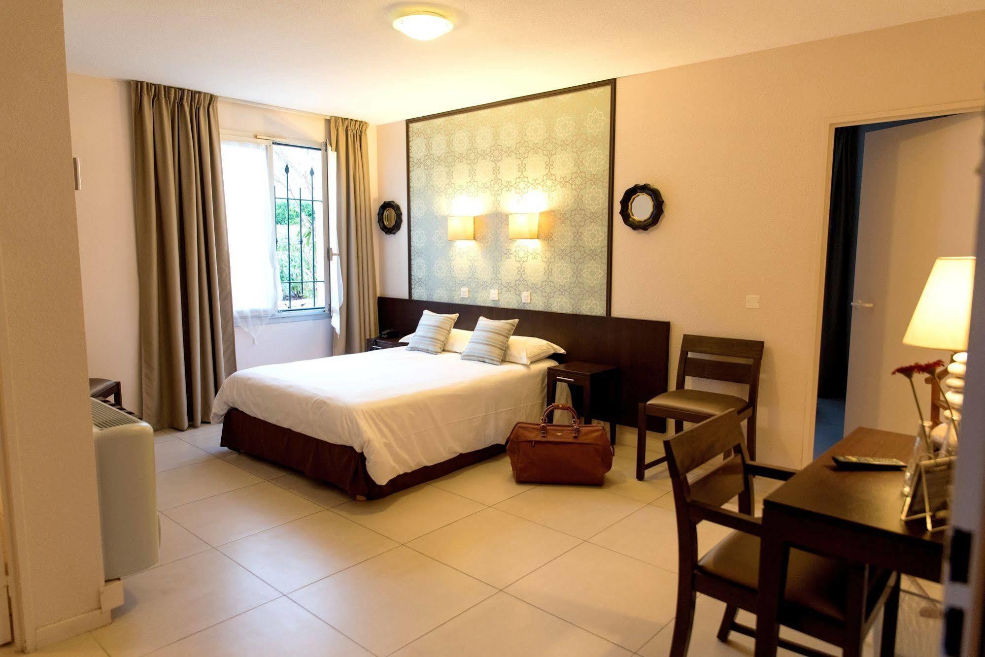 Logis Hostellerie De L'Abbaye Льо Тороне Екстериор снимка