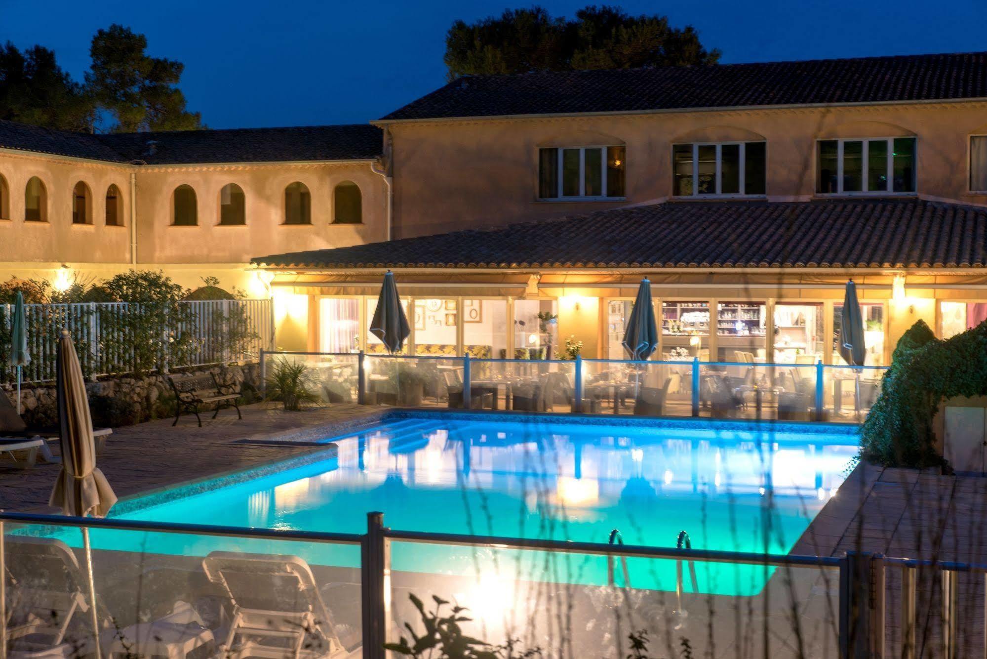 Logis Hostellerie De L'Abbaye Льо Тороне Екстериор снимка
